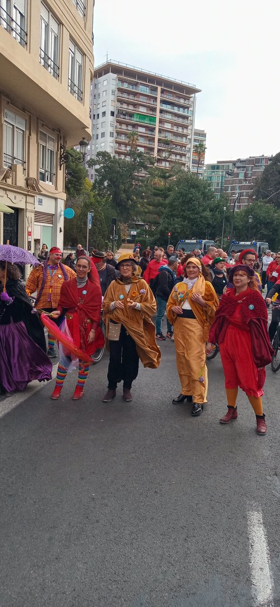 AccioCulturalPV's tweet photo. Els carrers de València a vessar. La València lliure, multicultural, d'arrels i futur, demostrant que la #forçadelagent és més que la censura i l'odi. #SomPaísValencià #maguesdegener https://t.co/NLwylJv7zc