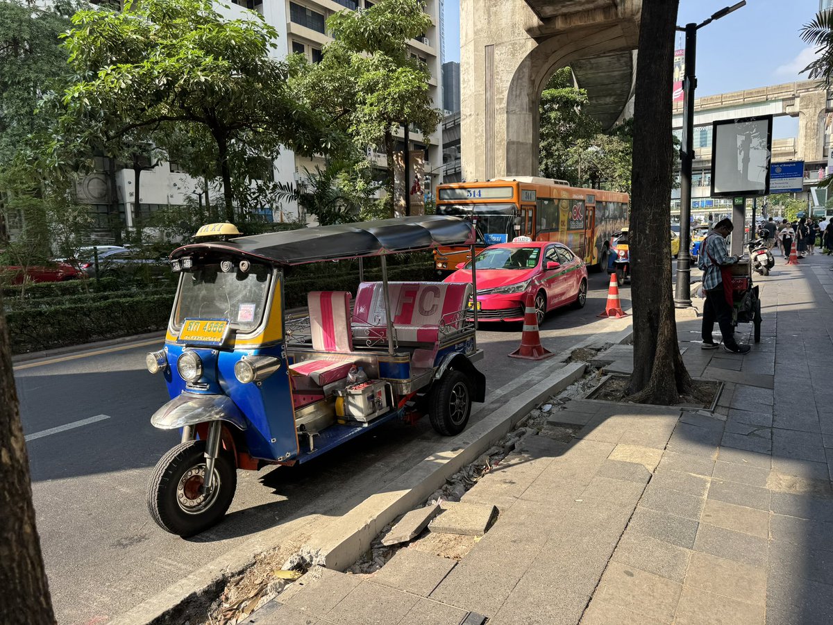 shuji7771's tweet photo. 僕は幸い中学1年生レベルの英語もできなかったので海外進出する時に「今さら英語勉強しても無駄だろ」と早々に英語を諦めた。代わりに進出する国の文化や歴史、宗教、政治なんかをしっかりと勉強する事に時間を割くことにしたんだけど、結果的にはそれが良かったように思います。

英語なんて喋れなければ通訳を雇えば良いし、世間で言われてる程ハンデになんてならないというのが15年間、アジア各国でビジネスをしてきた実感です。

英語が喋れても仕事できない奴はできないし、英語喋れなくても仕事できる奴はできるものです。

大事なのはノリと勢い。このまま日本にいたとしても、中国・韓国だけではなく、いずれは東南アジア各国の企業とも競争しなければいけなくなるのだから、攻撃は最大の防御なりで、まだ優位性が自分たちにある内に、先に攻める事を考えてみるべきかもしれませんよ。

「英語喋れないからなー…」とか引け目を感じて海外進出に二の足を踏んでる経営者の方がいたら参考までに。