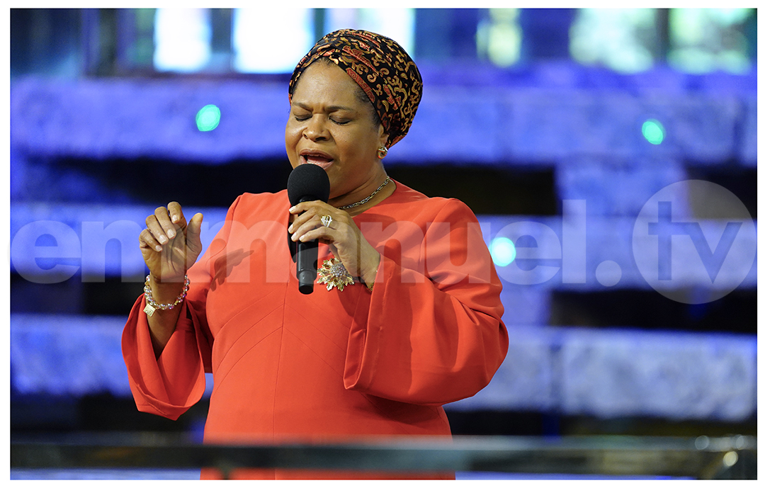 Pastor  Evelyn Joshua leads the people to pray: “O come, Holy Spirit! Fill me  with Your fire of love. I need Your power in my life. You are the Vine. I  am the branch of the Vine. My life flows from You and because my life  flows from You, help me to love so that it can grow