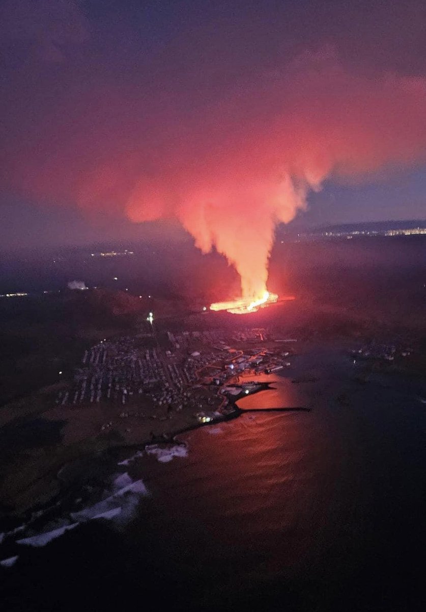 arnark's tweet photo. New eruption has started very close to the town of Grindavik 

Photo : Almannavarnir https://t.co/6aJjckHVgQ