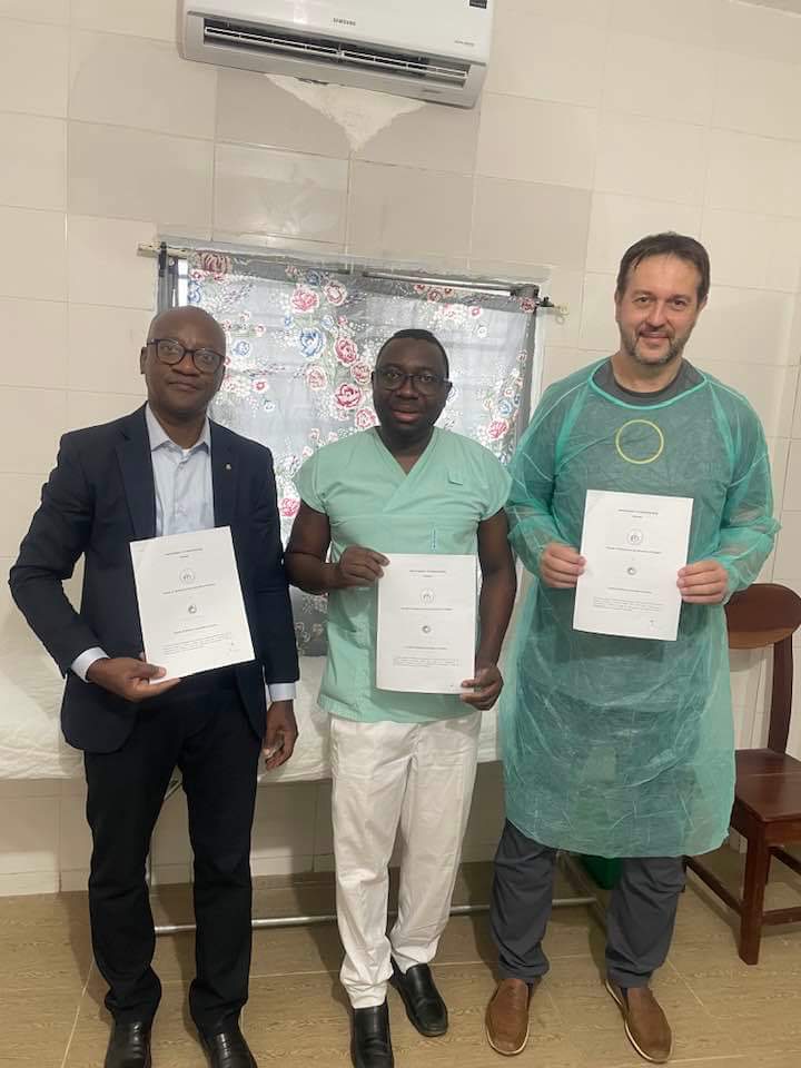 Mémorandum d'un protocole de coopération entre la Faculté de Médecine de Parakou  (Bénin) et celle d'Ostrava (Rep. Tchèque) représentée par son Doyen le Prof. Mad'ar Ratislav.  Aller toujours loin dans la quête de l'excellence au service de la communauté.