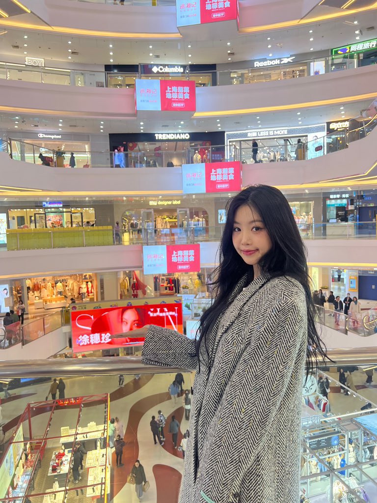 s__soojin's tweet photo. [#수탱데이📸]
mom, look. I'm on the screen in Shanghai! https://t.co/8R6d4DOSdF