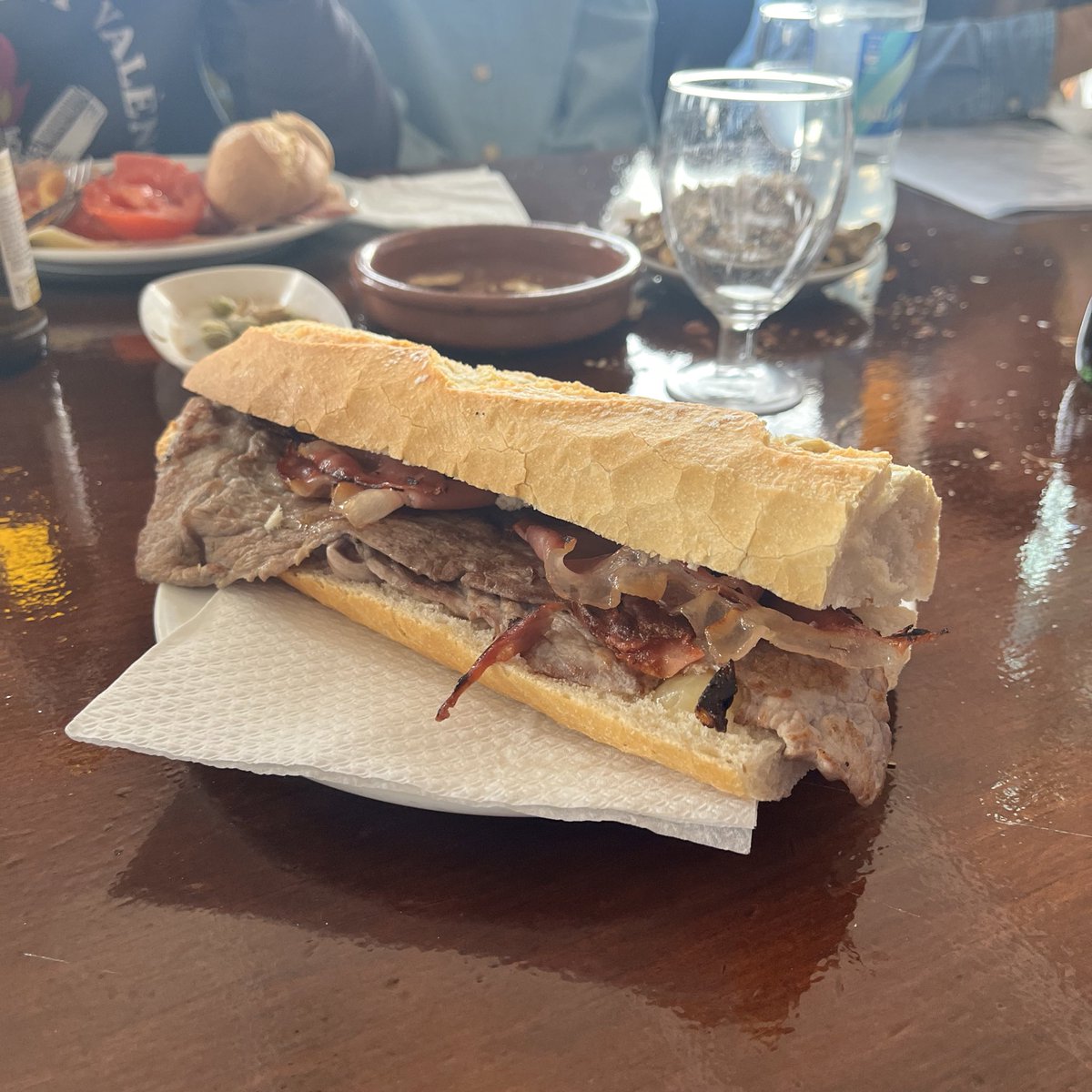 chorbetenaranja's tweet photo. 7. #LaBrasa en Algar del Palancia
Almorzar en cualquier pueblo de Valencia siempre es un gustazo. Buen pan, buen producto y precios populares.
La auténtica felicidad. https://t.co/n2d5EOgBmt