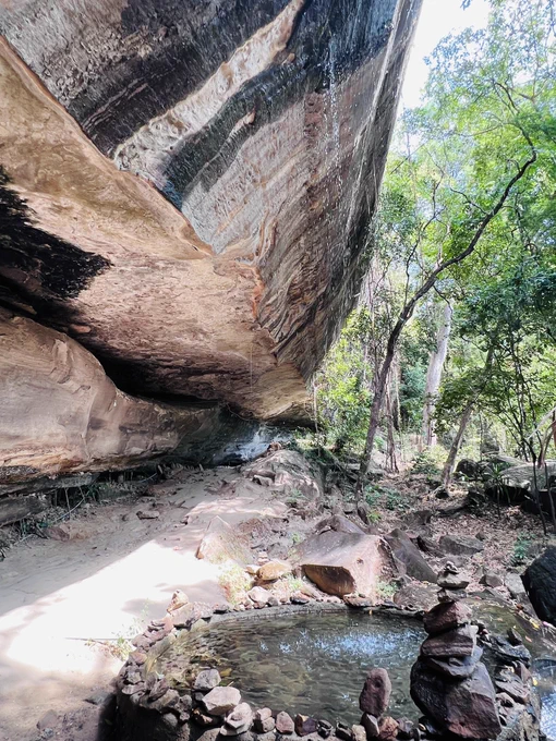 ロイエット山中にある洞窟寺院。雨季は岩の上から滝のように水が流れ落ちてくるそうだ。 崖を300メートル降りたところに岩の仏塔があるそうなので向かったが、落ち葉の堆積で3回も滑って転けてしまい、心が折れたので引き返して見れず