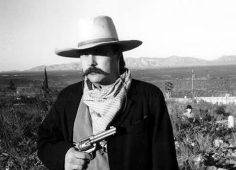 FotodeFantasmas's tweet photo. Una persona se saca una fotografia disfrazado de epoca pero lo que captan detras les deja completamente helados. ¿Que opinan? https://t.co/eZv35T1sfD