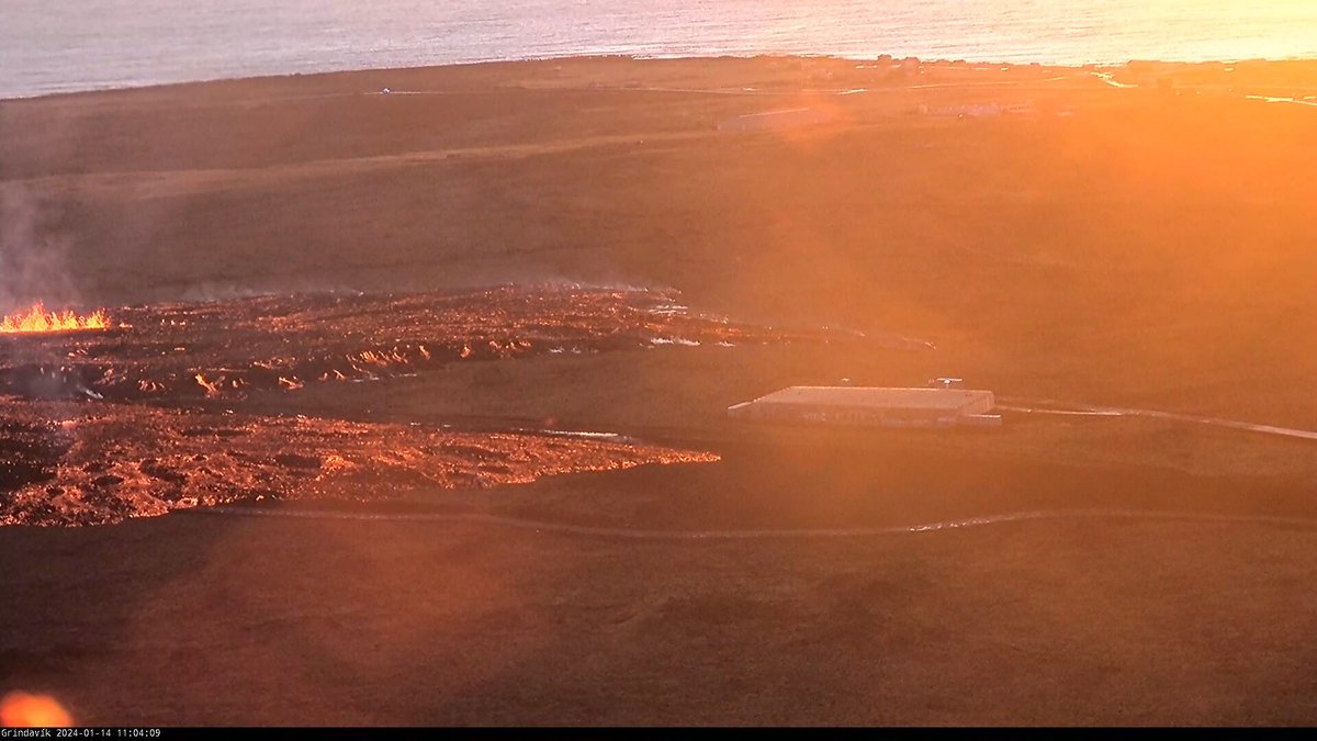 Húsið sem stendur rétt við hraunið á vefmyndavélum RÚV er gróðurhús á vegum fyrirtækisins ORF líftækni. Hraunið stefnir nú í áttina að húsinu og aðeins tímaspursmál hvenær það fer undir.