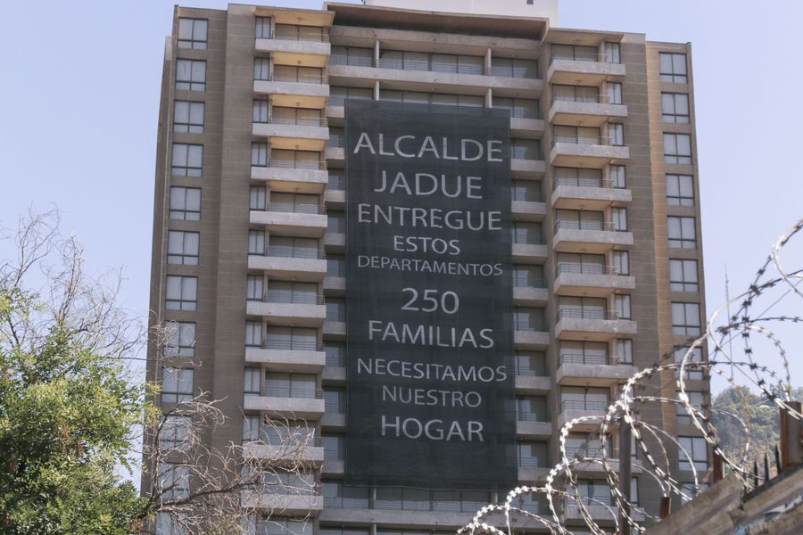 latercera's tweet photo. #LTDomingo | Una década perdida: la pelea inmobiliaria de 239 personas contra el alcalde Jadue https://t.co/6acyHog798 https://t.co/O3nwKqEGtv