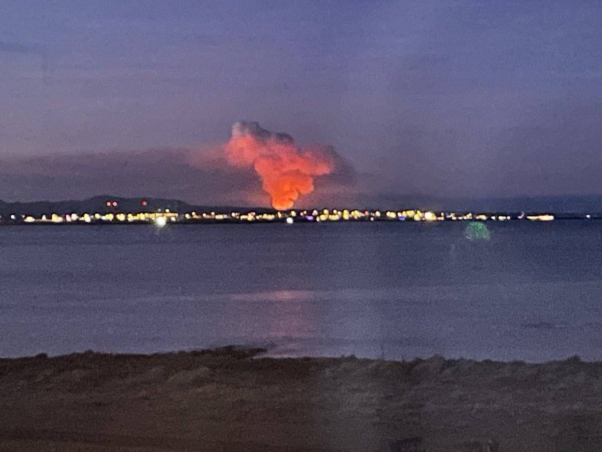 A new fissure opened & volcanic eruption began this morning - the fifth eruption on Reykjanes peninsula in the last four years. The fissure is around 450 m north of Grindavík. Town was safely evacuated last night. Flights to/from KEF int’l airport unaffected. View from residence:
