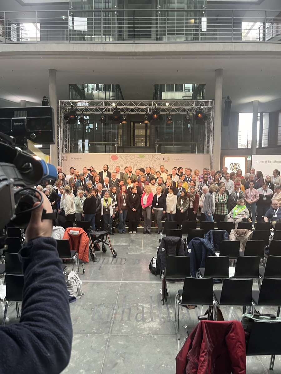 Das ist der „Bürgerrat Ernährung im Wandel“ bei seiner Abschlussitzung. Er stellt heute seine Empfehlungen vor, Sperrfrist fällt um 13 Uhr, es ist einiges spannendes dabei. Ich werde berichten.

#Bürgerrat #BürgerratErnährung