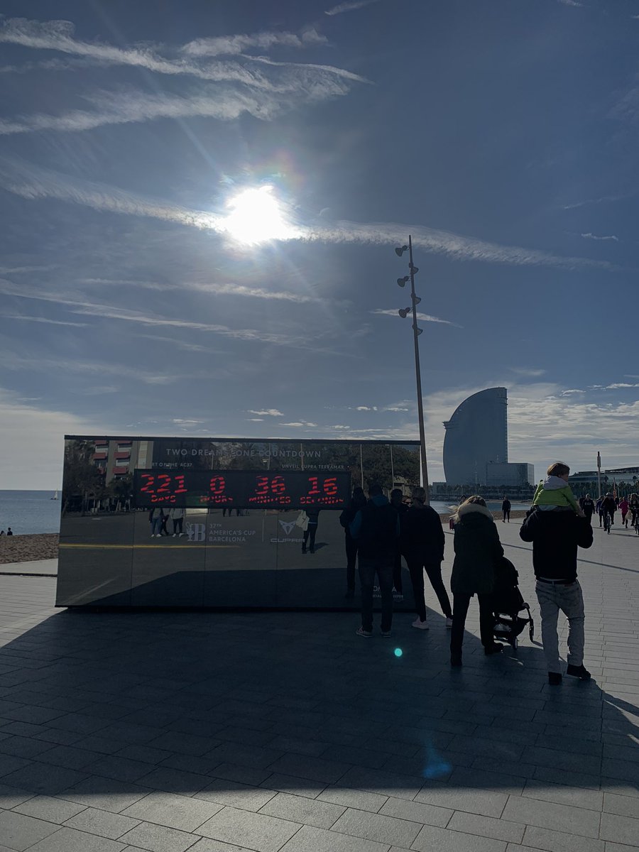 maria_lostia's tweet photo. Sempre havia patit perquè la Barceloneta acabés inundada per la seva pròpia mar. 

Però fa pinta que abans acabarà submergida pel capital. https://t.co/Ne05n2b9BZ