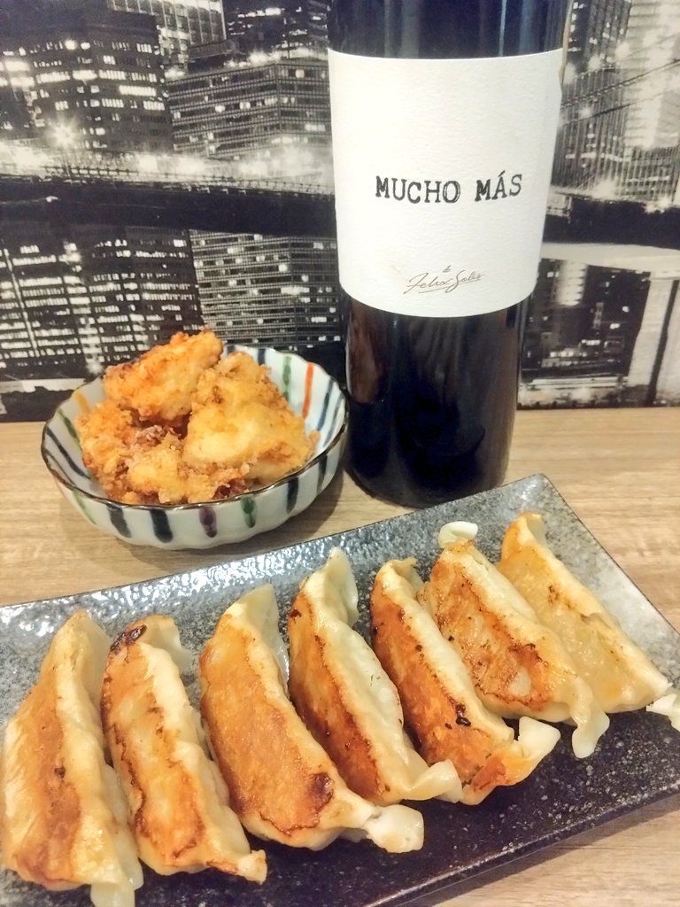 Hrk5555555's tweet photo. 晩酌😋🥟🍷
#晩酌
#晩酌部
#餃子
#唐揚げ
#MUCHOMAS
#ムーチョマス
#スペインワイン https://t.co/H6KmFNDtbU