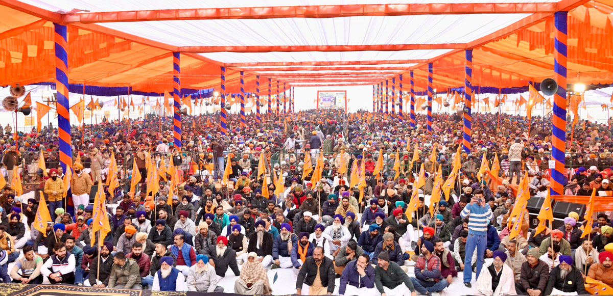 officeofssbadal's tweet photo. ਸ੍ਰੀ ਮੁਕਤਸਰ ਸਾਹਿਬ ਦੀ ਪਵਿੱਤਰ ਧਰਤੀ 'ਤੇ ਚਾਲੀ ਮੁਕਤਿਆਂ ਦੀ ਸ਼ਹਾਦਤ ਨੂੰ ਯਾਦ ਕਰਦਿਆਂ ਮਾਘੀ ਮੇਲੇ ਦੌਰਾਨ ਸ਼੍ਰੋਮਣੀ ਅਕਾਲੀ ਦਲ ਦੀ ਵਿਸ਼ਾਲ ਕਾਨਫਰੰਸ 'ਚ ਜੁੜ ਬੈਠੀ ਸੰਗਤ ਨਾਲ ਦਿਲ ਦੀਆਂ ਗੱਲਾਂ ਦੀ ਸਾਂਝ ਪਾਈ।
ਇੰਨੀ ਠੰਡ ਅਤੇ ਧੁੰਦ ਦੇ ਬਾਵਜੂਦ ਇੰਨੀ ਵੱਡੀ ਗਿਣਤੀ ਵਿੱਚ ਹਾਜਰੀ ਭਰਨ ਲਈ ਮੈਂ ਸਮੂਹ ਸੰਗਤ ਦਾ ਤਹਿ ਦਿਲੋਂ ਧੰਨਵਾਦ ਕਰਦਾ ਹਾਂ।
ਨਾਲ ਹੀ ਮੈਂ ਸਾਰੇ ਪੰਥ ਹਿਤੈਸ਼ੀਆਂ ਨੂੰ ਇੱਕ ਵਾਰ ਫ਼ਿਰ ਅਪੀਲ ਕਰਦਾ ਹਾਂ ਕਿ ਆਓ ਸਾਰੇ ਇੱਕਠੇ ਹੋ ਕੇ ਪੰਥ ਵਿਰੋਧੀ ਤਾਕਤਾਂ ਨੂੰ ਮੂੰਹ ਤੋੜਵਾਂ ਜਵਾਬ ਦੇਈਏ ਅਤੇ ਪੰਜਾਬੀਆਂ ਦੀ ਆਪਣੀ ਮਾਂ ਪਾਰਟੀ ਸ਼੍ਰੋਮਣੀ ਅਕਾਲੀ ਦਲ ਨੂੰ ਹੋਰ ਮਜਬੂਤ ਕਰਕੇ ਪੰਜਾਬ ਨੂੰ ਮੁੜ ਵਿਕਾਸ ਦੀਆਂ ਲੀਹਾਂ ਤੇ ਲੈਕੇ ਆਈਏ।
#Maghi #conference @Akali_Dal_ #SriMuktsarSahib