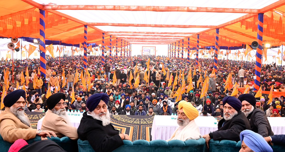 officeofssbadal's tweet photo. ਸ੍ਰੀ ਮੁਕਤਸਰ ਸਾਹਿਬ ਦੀ ਪਵਿੱਤਰ ਧਰਤੀ 'ਤੇ ਚਾਲੀ ਮੁਕਤਿਆਂ ਦੀ ਸ਼ਹਾਦਤ ਨੂੰ ਯਾਦ ਕਰਦਿਆਂ ਮਾਘੀ ਮੇਲੇ ਦੌਰਾਨ ਸ਼੍ਰੋਮਣੀ ਅਕਾਲੀ ਦਲ ਦੀ ਵਿਸ਼ਾਲ ਕਾਨਫਰੰਸ 'ਚ ਜੁੜ ਬੈਠੀ ਸੰਗਤ ਨਾਲ ਦਿਲ ਦੀਆਂ ਗੱਲਾਂ ਦੀ ਸਾਂਝ ਪਾਈ।
ਇੰਨੀ ਠੰਡ ਅਤੇ ਧੁੰਦ ਦੇ ਬਾਵਜੂਦ ਇੰਨੀ ਵੱਡੀ ਗਿਣਤੀ ਵਿੱਚ ਹਾਜਰੀ ਭਰਨ ਲਈ ਮੈਂ ਸਮੂਹ ਸੰਗਤ ਦਾ ਤਹਿ ਦਿਲੋਂ ਧੰਨਵਾਦ ਕਰਦਾ ਹਾਂ।
ਨਾਲ ਹੀ ਮੈਂ ਸਾਰੇ ਪੰਥ ਹਿਤੈਸ਼ੀਆਂ ਨੂੰ ਇੱਕ ਵਾਰ ਫ਼ਿਰ ਅਪੀਲ ਕਰਦਾ ਹਾਂ ਕਿ ਆਓ ਸਾਰੇ ਇੱਕਠੇ ਹੋ ਕੇ ਪੰਥ ਵਿਰੋਧੀ ਤਾਕਤਾਂ ਨੂੰ ਮੂੰਹ ਤੋੜਵਾਂ ਜਵਾਬ ਦੇਈਏ ਅਤੇ ਪੰਜਾਬੀਆਂ ਦੀ ਆਪਣੀ ਮਾਂ ਪਾਰਟੀ ਸ਼੍ਰੋਮਣੀ ਅਕਾਲੀ ਦਲ ਨੂੰ ਹੋਰ ਮਜਬੂਤ ਕਰਕੇ ਪੰਜਾਬ ਨੂੰ ਮੁੜ ਵਿਕਾਸ ਦੀਆਂ ਲੀਹਾਂ ਤੇ ਲੈਕੇ ਆਈਏ।
#Maghi #conference @Akali_Dal_ #SriMuktsarSahib