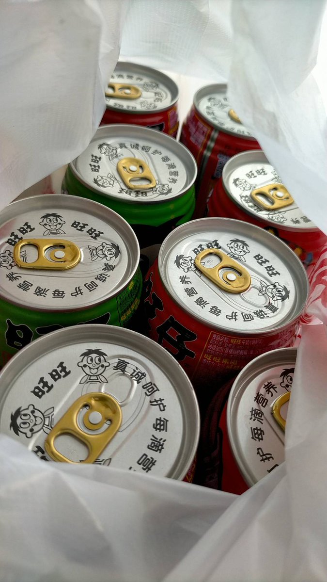 meesena287's tweet photo. วันนี้ตามรอยพ่อ #ไป๋ฉีเดลิเวอรี่ ไปกินที่ร้านแบบร้อนๆหมั่นโถวทอดกรอบอร่อยมากคับ ���ินกับไอติมรสถั่วตัดอร่อยสุดๆเสียดายเปลี่ยนกระเป๋าถือไม่ได้พาน��้งเจ้าหญิงหมีมาด้วย อดเลย แวะซุปเปอร์ได้นมกระป๋องแดงอร่อยๆแบบที่พ่อเคยส่งให้มาแยะเลย\(^0 ^,,)/ #รักนะคับพี่ไป๋ https://t.co/F3JSOAlbAB
