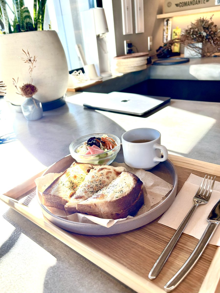 sae_nanairo's tweet photo. 昨日、思い立って大晦日にお邪魔したカフェの予約を取りました。
この時期にしては暖かく、晴天☀️
1人まったりカフェランチ、いいなぁ♪
お料理もデザートのティラミスも美味しく、オーナーさんの笑顔に癒されました
^ ^
#PYRAMIDcafe 
#次はカレーをいただきます https://t.co/x5fEHfHt3C