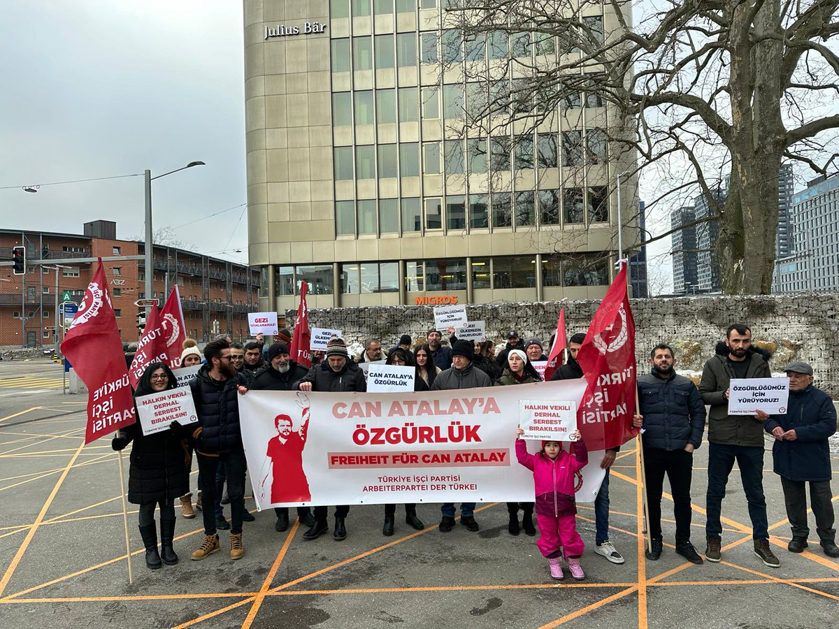 tip_isvicre's tweet photo. Yargı darbesiyle Hatay halkının iradesinin esir tutulmasını kabul etmiyoruz! Vekilimiz Can Atalay’ın özgürlüğüne kavuşup Hatay halkının ona verdiği görevi yerine getirebilmesi için dünyanın dört bir yanından haykırmaya devam ediyoruz: #CanAtalayaÖzgürlük ✊🏼 https://t.co/9quuJPCnKM