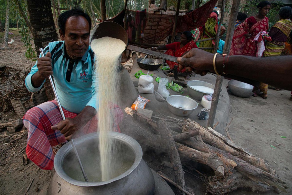 TheQuint's tweet photo. #Photos | Those who live in the #Sundarbans honour #Bonbibi in order to ensure their physical safety in the perilous terrain. | Photo courtesy: Ritayan Mukherjee
See more: https://t.co/5hdhaOvBwF https://t.co/04Xw3hjUzU