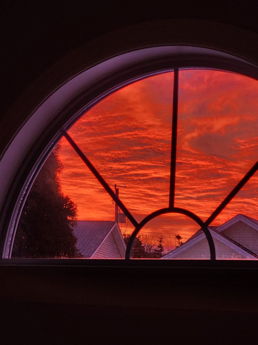 KimB012275's tweet photo. @EddieSheerr Beautiful sunrise in CBS this morning. https://t.co/ECx0iP7gD9