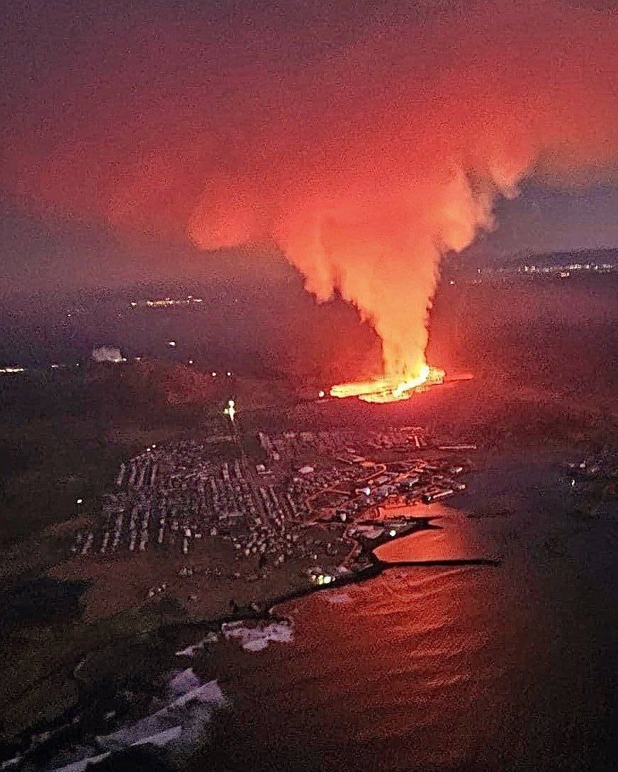 Eruption in #Iceland: Summary of Informaiton I've gathered so far....

🔸 Grindavík was evacuated around 3 am, two days ahead of the scheduled deadline, due to significant seismic and magmatic activity, ensuring the town was fully evacuated before the eruption began.

🔸 The Blue…