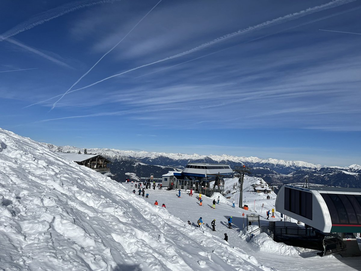 #Nassfeld Kärnten
#skiaustria
🇦🇹⛷️🚠🚡🎿
Another day in ski paradise today ( my friends skiing without meeeee😢)
Apres ski tunes tho🔉

open.spotify.com/track/234KktmI…