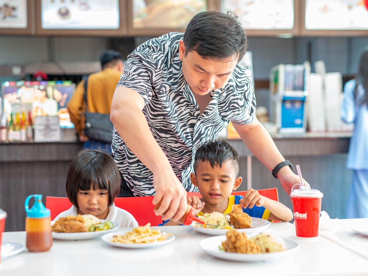 ChiewChoonMan's tweet photo. Program ini telah memberi manfaat kepada lebih 5 juta pelajar di seluruh negara. Inilah keistimewaan Kerajaan Madani di bawah pimpinan PMX Anwar Ibrahim di mana setiap rakyat adalah sama dan tiada siapa yang ketinggalan. 💪🏽 https://t.co/BNE4aRYifY
