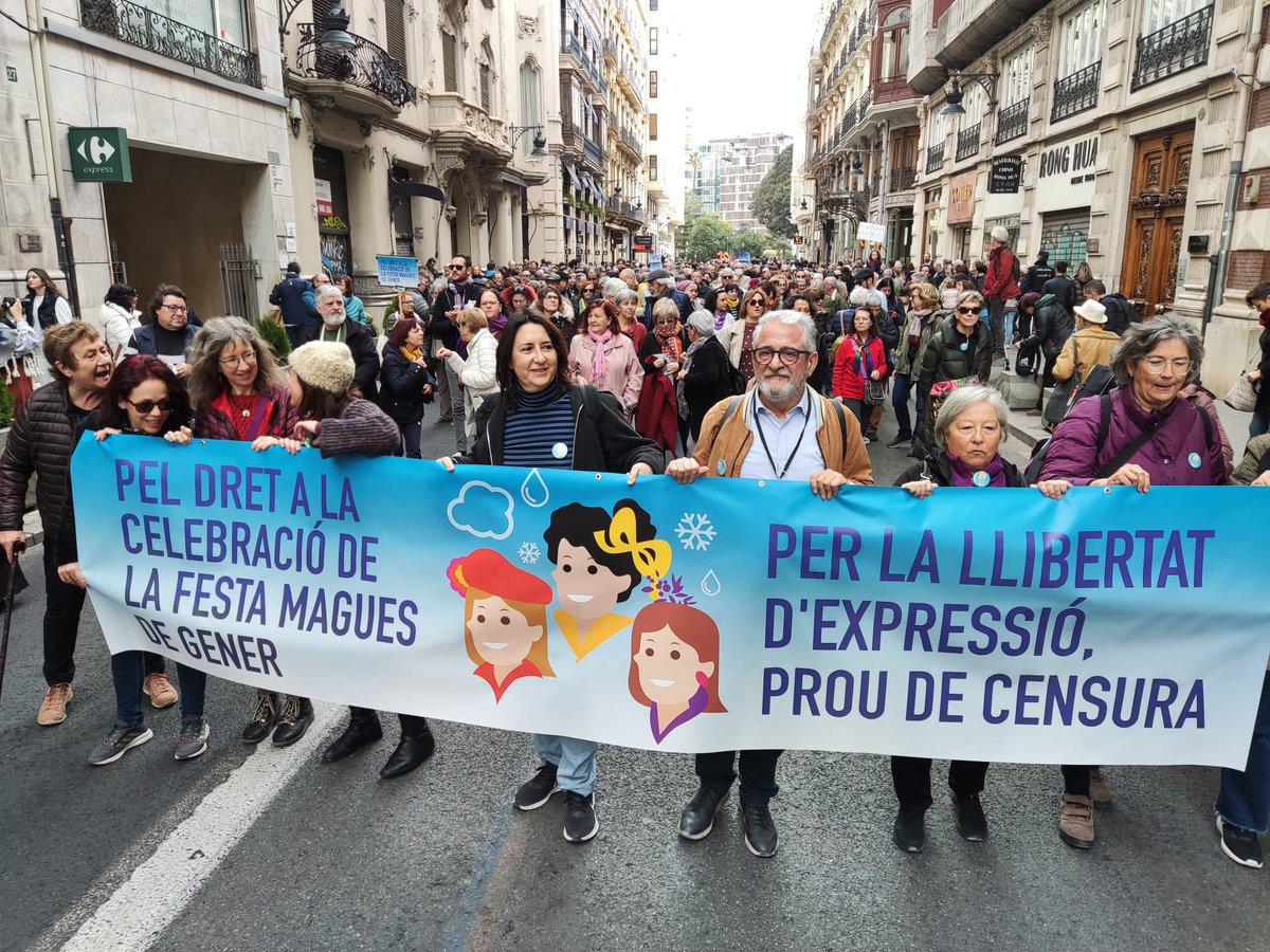 DonesIV's tweet photo. Hui a la MANIFESTACIÓ PEL DRET A LA CELEBRACIÓ DE LA FESTA DE LES MAGUES DE GENER💜

👉🏽La Cavalcada de les Magues de gener,el 2n diumenge de l'any, oberta a la participació de totes i tots. El lema d’enguany: l'aigua és màgia
CENSURADA ENGUANY EN LA SEUA IX EDICIÓ
@maguesdegener https://t.co/KBTZsn0bro