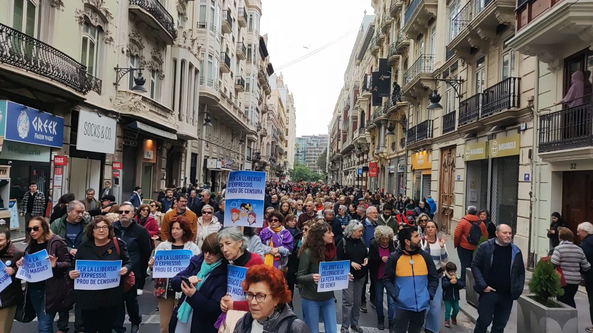 DonesIV's tweet photo. Hui a la MANIFESTACIÓ PEL DRET A LA CELEBRACIÓ DE LA FESTA DE LES MAGUES DE GENER💜

👉🏽La Cavalcada de les Magues de gener,el 2n diumenge de l'any, oberta a la participació de totes i tots. El lema d’enguany: l'aigua és màgia
CENSURADA ENGUANY EN LA SEUA IX EDICIÓ
@maguesdegener https://t.co/KBTZsn0bro
