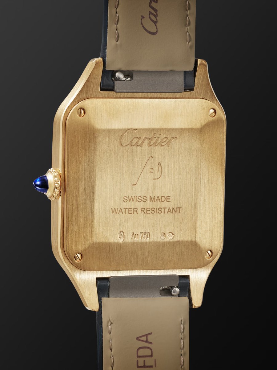 secondemorte's tweet photo. Cartier Santos Dumont CRWGSA0077 : un bleu profond qui contraste à la perfection l'or, omniprésent sur la montre.

Au centre, le guillochage du cadran ajoute une pointe de texture dont on ne se lasse jamais https://t.co/1p7tj9UfHa
