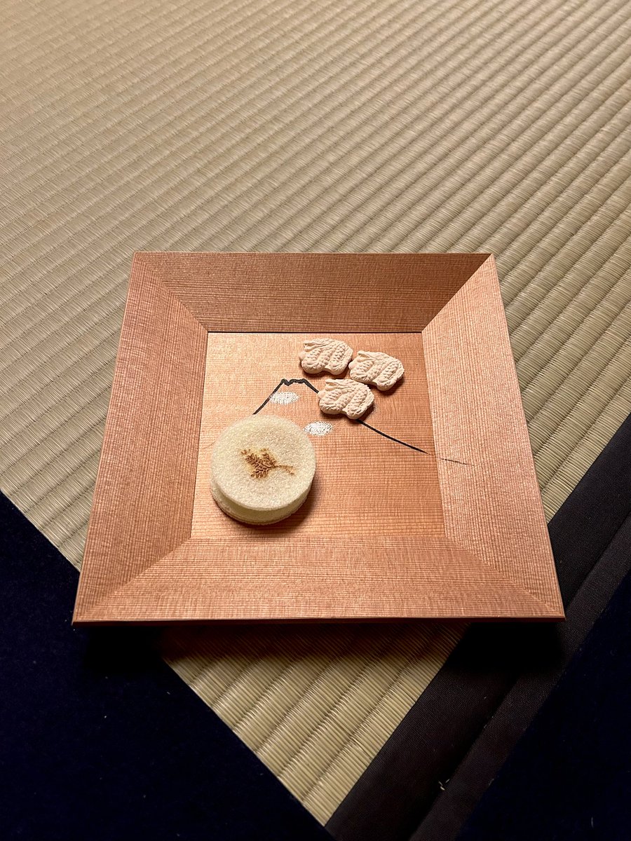 LfaMTR's tweet photo. 社中の初釜へ。
今もなお落ち着かない世の中ですが、一堂に会することのできる幸せを感じました。

#茶道 https://t.co/gSk5wwtFHh