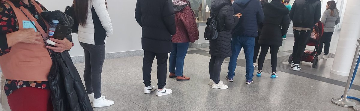 asamcarabanchel's tweet photo. Colas en las Urgencias del Hospital 12 de Octubre. 
Los centros de salud SIN MÉDICOS 👉🏾URGENCIAS COLAPSADAS 
Todo sucede por el abandono de la Sanidad Pública por parte del gobierno regional. Exigimos la contratación del personal sanitario necesario para evitar estas situaciones. https://t.co/h3o3PPwITk
