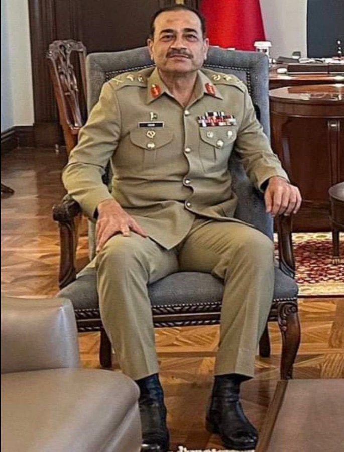ZeshanTatlah's tweet photo. بُزدل حکمران قوم تباہ کر دیتا ہے عمران
خان باہر آ گیا تو تمہیں نہیں چھوڑے گا، یہ ایک جُملہ اس بُزدل کو اتنا سنایا گیا  کہ اس نے عمران خان کو جیل رکھنے کے لئے ملک کو لکی ایرانی سرکس بنا دیا، وہ جیل میں رہ کر  آزاد ہے یہ آزاد ہو کر خوف کی جیل میں زندگی گزار رہا #انتخابی_نشان_عمران https://t.co/BwUEDX16T9