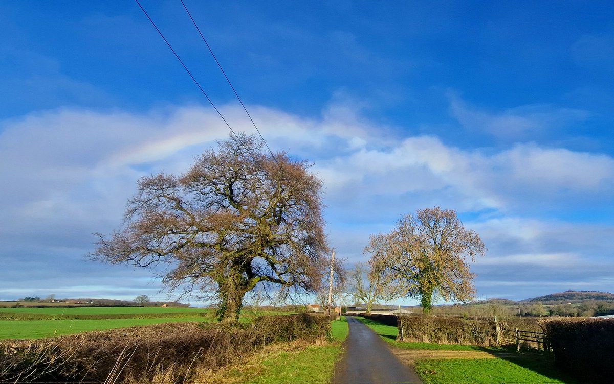 celdunn's tweet photo. 🌈 @Hudsonweather more rainbow clouds spotted today at the White Horse. https://t.co/umIEsUDoiN