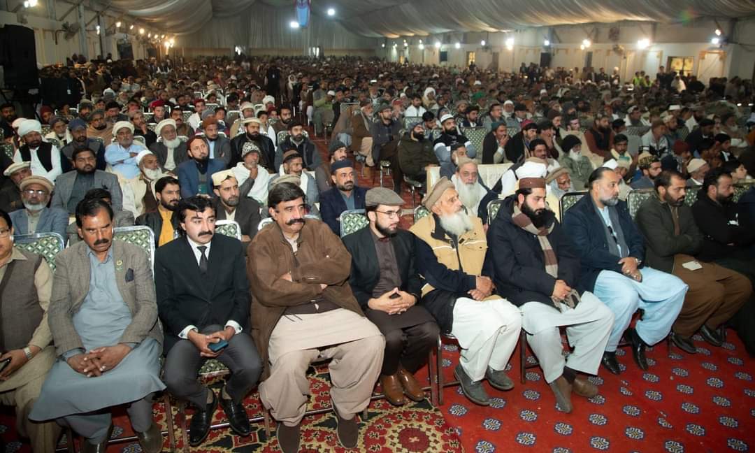 SultanAhmadAli's tweet photo. اٹک  : فتح جنگ میں منعقدہ سالانہ میلادِ مصطفےٰ (ﷺ) و حق باھُو کانفرنس میں شرکت اور خصوصی خطاب
خطاب  کا موضوع"اولیاء اور صالحین کی صحبت اور تزکیہ نفس"
گفتگو کے اہم نکات:

- اللہ تعالیٰ نے قرآن کریم میں فرمایا ہے،
كُونُوا مَعَ الصَّادِقِينَ 
ترجمہ: " سچوں کے ساتھ ہو"(التوبہ،119)
حضرت سلیمانؑ کے ہُد ہُد کی نظر ملکہ بلقیس کے لشکر پہ پڑی اور اُس نے لشکر کا احوال حضرت سلیمانؑ سے بیان کیا۔ اس کے بعد لشکر کے قبولِ ایمان کا واقعہ ہے(سورہ النمل)۔ اس میں ہمارے لئے ایک یہ پیغام بھی موجود ہے کہ اللہ والوں کی صحبت میں رہنے والے پرندے کی نظر کے سبب وہ لشکر نورِ ایمان سے منور ہوا۔ اولیائے کرام فرماتے ہیں کہ بُروں کے بادشاہوں سے اللہ والوں کے پرندے بھی بہتر ہیں کیونکہ قومِ سبا کے ایمان کا سبب ہدہد پرندہ بنا ۔ 

- جیسے عطر ہر کسی کو خوشبو دیتا ہے اسی طرح اللہ والوں کی صحبت سے ہر کسی کو فیض ملتا ہے۔ حضرت سلطان باھُو فرماتے ہیں 
اللہ چنبے دی بوٹی میرے من وچ مرشد لائی ھُو
نفی اثبات دا پانیط مِلیس ہر رگے ہر جائی ھُو
اندر بوٹی مُشک مچایا جاں پھلاں تے آئی ھُو
جیوے مرشد کامِل باھُوؒ جیں ایہ بوٹی لائی ھُو
یعنی مرشدِ کامل کی صحبت سے جو اللہ کا ذکر ملا اس نے اندر کی پوری کائینات کو تبدیل کر دیا اور اللہ کے رنگ سے رنگ دیا اور اُس کی خوشبو سے معطر کر دیا۔ مولانا رومی فرماتے ہیں کہ روم کا ملاں اس وقت تک لوگوں کا روحانی رہنما نہیں بنا جب تک شمس تبریز کی غلامی میں نہیں آیا۔ حضرت سلطان باھُو فرماتے ہیں
سبھے مطلب حاصل ہوندے باھُوؒ جدپیر نظر اک تکّے ھُو

- قرآن کریم میں حضور اکرم ﷺ کے متعلق بیان فرمایا گیا ہے وَيُزَكِّيهِمْ (البقرہ، 129) یعنی آپﷺ مومنین کا تزکیہ فرماتے ہیں۔  مرشدِ کامل اسی سنت کے مطابق نفس کا تزکیہ کرتا ہے۔  یعنی انسان کے اچھے خواص کی حوصلہ افزائی کرتا ہے اور بُرے خواص کا خاتمہ کرتا ہے۔اس دوران آنے والی تبدیلیوں کو انسان قبول کرے تو سے مکمل فیض ملتا ہے۔

 علامہ اقبال فرماتے ہیں کہ حضرت علی(رض) کا لقب ابو تراب تھا جس کا معنی تھا کہ آپ کی اپنے جسم پہ حکمرانی تھی جسے آپ نے اللہ کی رضا کے تابع فرمایا۔ اپنی خواہش کو اللہ کے تابع کرنا نفس کیلئے گراں ہے۔ اسے صوفیاء مرنے سے پہلے مر جانا(موتوا قبل ان تموتوا) سے تشبیہ دیتے ہیں۔

- ملک الموتؑ نے حضرت ادریسؑ سے دوستی کی۔ حضرت ادریسؑ نے ملک الموت سے روح قبض کر کے جسم میں واپس  لوٹانے، احوالِ جہنم کا مشاہدہ کروانے اور جنت کی سیر کا فرمایا۔ جب سیر ہو چکی تو  حضرت ادریسؑ نے فرمایا اللہ کے وعدہ کے مطابق اب میں جنت میں ہمیشہ رہوں گا جسے اللہ تعالیٰ نے قبول فرمایا۔ حکیم غزنوی سنائی فرماتے ہیں کہ انسان اگر باغِ جنت چاہتا ہے تو مرنے سے پہلے مر جائے کہ اس طرح حضرت ادریسؑ باغِ جنت میں پہنچ گئے۔ 

- نمازِ وقتی اپنے وقت پہ جبکہ نمازِ دائمی ہر سانس کے ساتھ ادا ہوتی ہے جو خفیہ  قلبی ذکر اللہ ہے۔قرآن کریم فرماتا ہے
وَاذْكُر رَّبَّكَ فِي نَفْسِكَ تَضَرُّعًا وَخِيفَةً وَدُونَ الْجَهْرِ مِنَ الْقَوْلِ بِالْغُدُوِّ وَالْآصَالِ 
ترجمہ:" اور اپنے رب کو اپنے دل میں یاد کرو زاری اور ڈر سے اور بے آواز نکلے زبان سے صبح اور شام"
حضرت سلطان باھُو کے سلسلہ مبارک سے اصلاحی جماعت و عالمی تنظیم العارفین اسی حکمِ قرآن کے مطابق اسم اللہ ذات کے قلبی ذکر کا پیغام عام کر رہی ہے۔