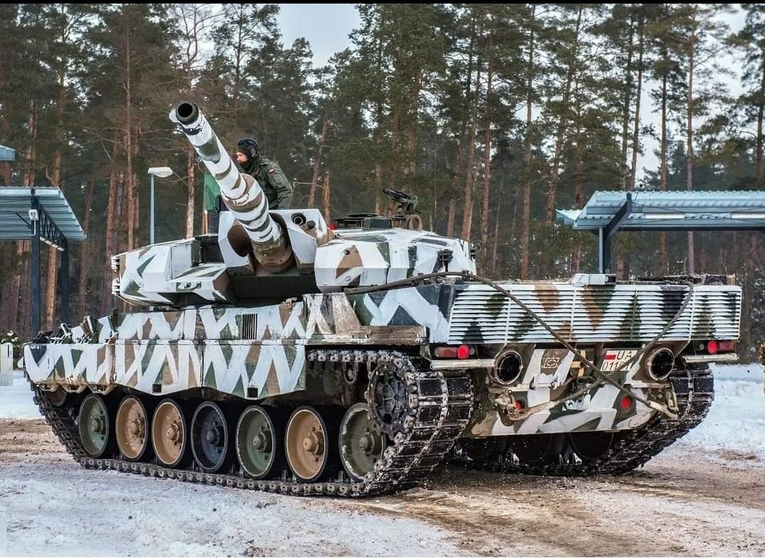 MMaenpaa1's tweet photo. Puolalainen näkemys talvinaamioinnista, eroaa toteutukseltaan Suomalaisesta. Kuvassa #Leopard2PL. https://t.co/syAPvikB8u