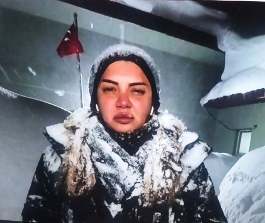 hayatımda gördüğüm, tanıdığım en samimiyetsiz insan. düğün evinin tefçisi, ölü evinin yasçısı. deprem oluyor, "beni çekin" diye çığlık atıyor. terör çıkıyor, "ben burdayım" diye bağırıyor. pandemi yaşanıyor, "bana bakın" diye haykırıyor. kadın, bu hayata rol çalmaya gelmiş adeta.