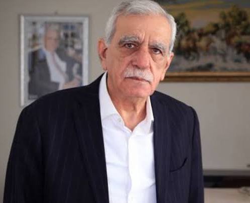 Mardin Büyükşehir Belediyesi Eşbaşkanı #AhmetTürk, daha önce yaptığı açıklamada birinci turda 50+1 almaması halinde aday adaylığından çekileceğini belirtmişti.

Başvuruyu geri çeken Sn.Ahmet Türk :

“% 50’yi aşmamam durumunda çekileceğimi açıklamıştım. Halkın sahiplenmesinde