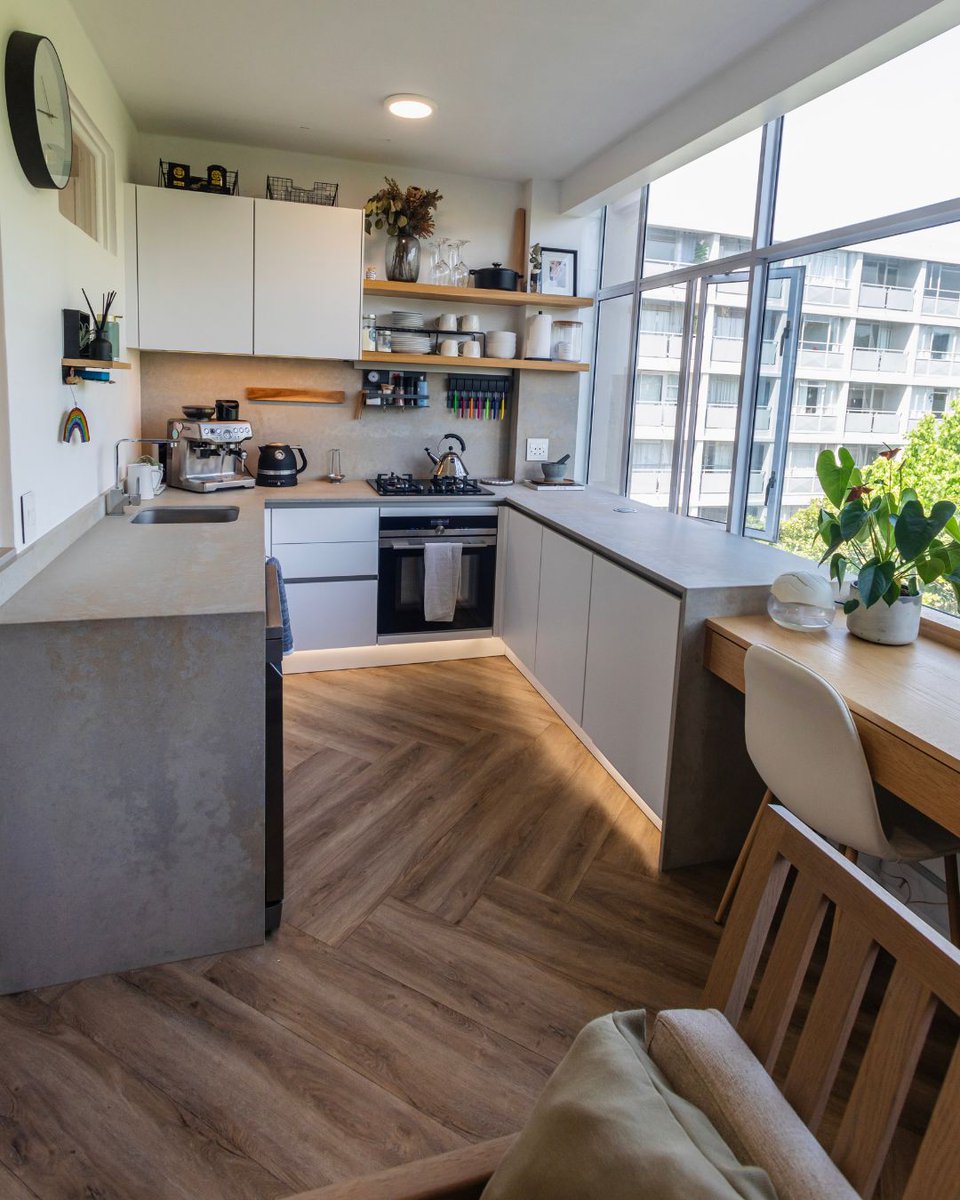 InterslabZA's tweet image. Transforming small spaces into design masterpieces! #Caesarstone #Primordia takes centre stage in this compact kitchen, proving that size is no limit to style. Bathed in natural light, the space feels open and inviting. Small space, big design! bit.ly/4043Primordia #interslab
