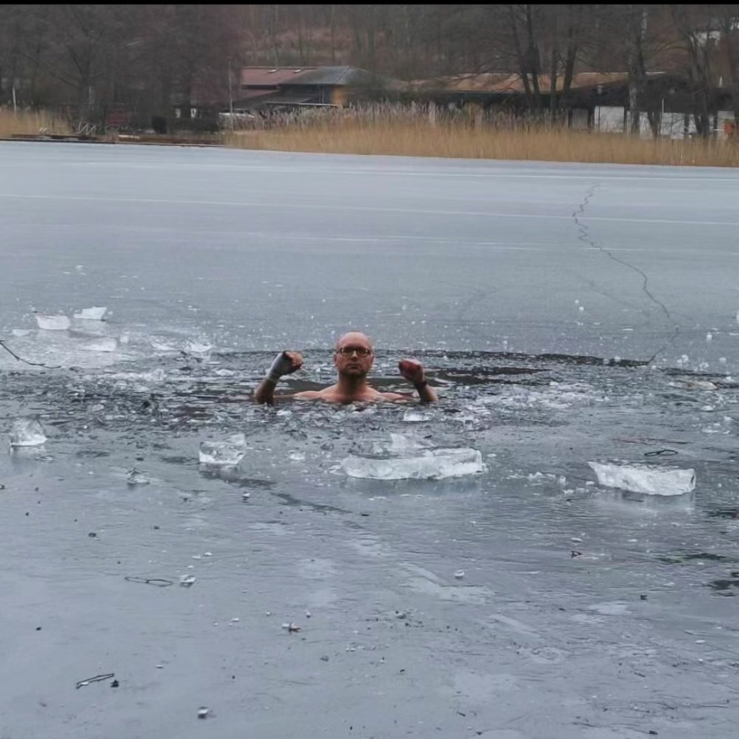 htrdftw's tweet photo. Körper und Geist auf Trab halten. #Eisbaden #Icebath https://t.co/ZMBAIrj7Ld