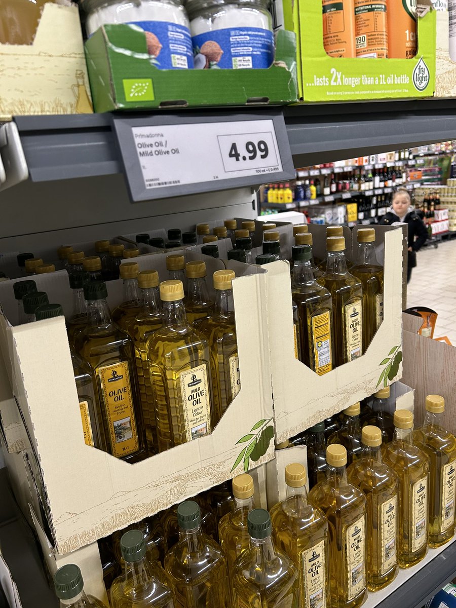 Aceite de oliva en Londres, £4,99 el litro. Embotellado en Antequera. Nos toman el pelo.