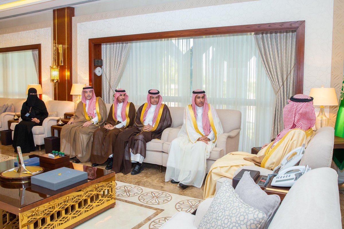 استقبل صاحب السمو الملكي الأمير سعود بن بندر بن عبدالعزيز #نائب_أمير_الشرقية
في مكتب سموه بديوان الامارة اليوم الاحد مدير عام التعليم بالمنطقة الشرقية الدكتور سامي بن غازي العتيبي، والذي قدم لسموه تقريراً عن اعمال التعليم بالمنطقة .

وثمن سمو نائب أمير المنطقة الشرقية جهود