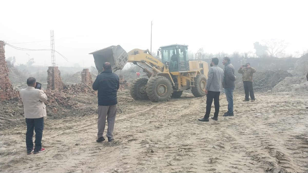 bkknewshdr's tweet photo. जमीन पर अवैध खनन के विरुद्ध कड़ी कार्यवाही - Bharat ki Kalam | News Portal, BKK News, Haridwar News, Hindi News, Uttarakhand News https://t.co/pAEKEidR81 #haridwar https://t.co/RzH1TvGXIA
