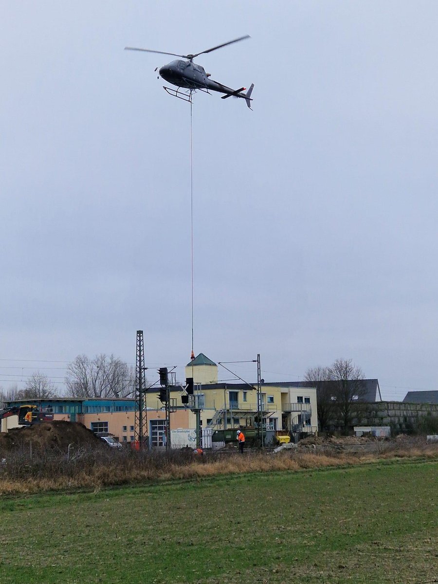 Auf der #Riedbahn kommen die Signale geflogen! 🚁🚦

© Facebook, Norbert Rühl