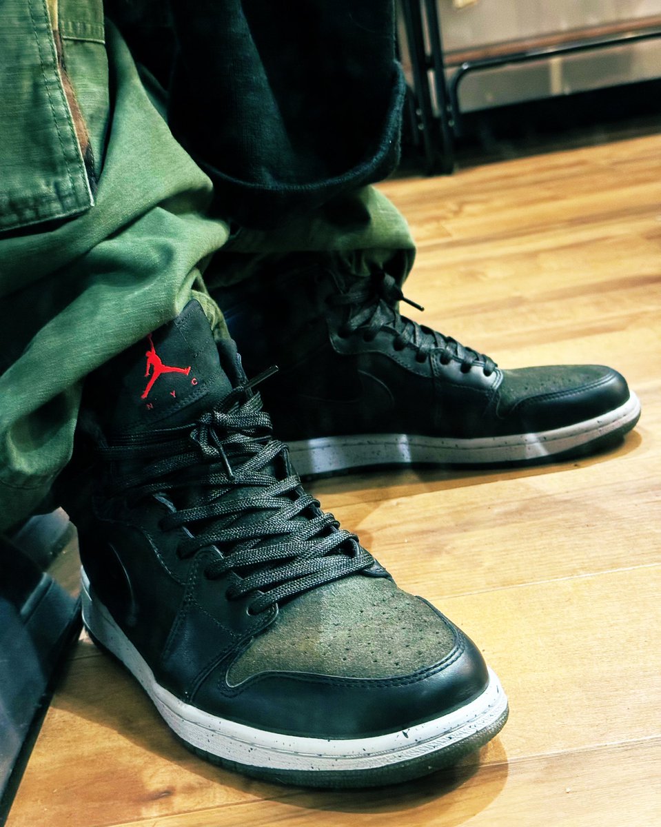aerom_s's tweet photo. こんばんは😌今日のお出掛け靴👟
NIKE AIR JORDAN 1 RETRO High "N.Y"
余りに暇すぎて昨日買ったセーター着て@8kicks_official さんに遊びに行ってました🫡
相変わらずエグい靴沢山見れて楽しい☺️
#8kicks
#スニウォリ写真部
#supreme https://t.co/LDxXeBJ7fG