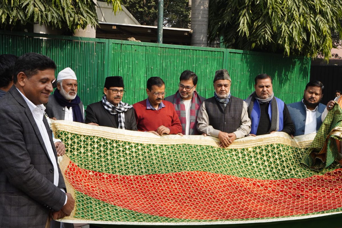 माननीय मुख्यमंत्री श्री <a href="/ArvindKejriwal/">Arvind Kejriwal</a> जी ने 812वें वार्षिक उर्स के अवसर पर हज़रत ख़्वाजा मोइनुद्दीन हसन चिश्ती की दरगाह अजमेर शरीफ के लिए पवित्र चादर पेश की। उन्होंने देश में आपसी भाईचारे, अमन चैन एवं देश की तरक़्क़ी की कामना की।