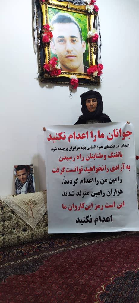 مادران قاپ به دست.
#نه_به_اعدام 
 جوانان ما را 
#اعدام_نکنید