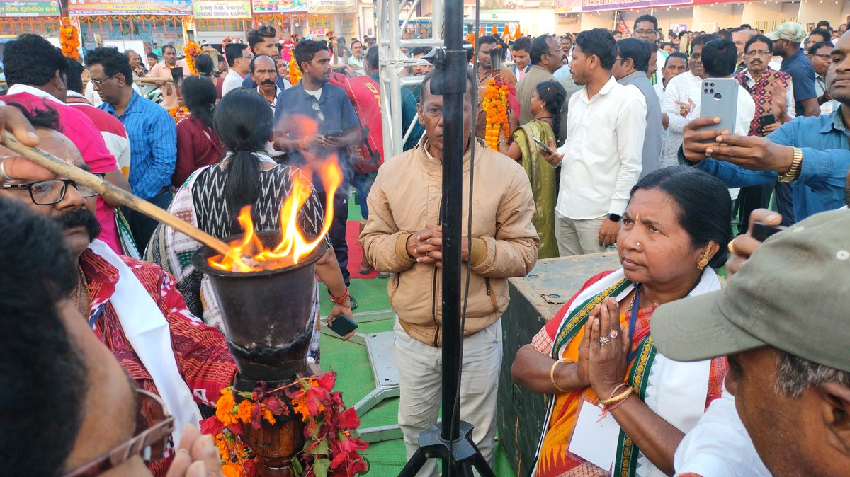 ChairP_Bbp_MUN's tweet photo. କଳାହାଣ୍ଡି ଉତ୍ସବ ଘୁମୁରା 2024 ମଶାଲ ଯାତ୍ରା https://t.co/oTDTkOIMig