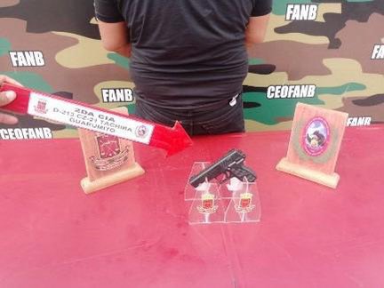 Redi_andes's tweet photo. #FANB en el sector Los Pitufos, municipio Ayacucho del estado Táchira, efectuaron la aprehensión del  ciudadano Yonny Noe Ramírez Blanc, a quien se le incautó un (01) arma de fuego tipo pistola. Dicho procedimiento fue notificado al Ministerio Público.
#IntegrarEsVencer https://t.co/89R2TC8QNW