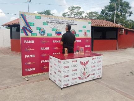 Redi_andes's tweet photo. #FANB en el sector Los Pitufos, municipio Ayacucho del estado Táchira, efectuaron la aprehensión del  ciudadano Yonny Noe Ramírez Blanc, a quien se le incautó un (01) arma de fuego tipo pistola. Dicho procedimiento fue notificado al Ministerio Público.
#IntegrarEsVencer https://t.co/89R2TC8QNW