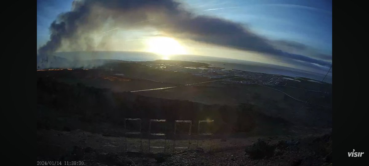 Lava flow advancing towards Grindavik...