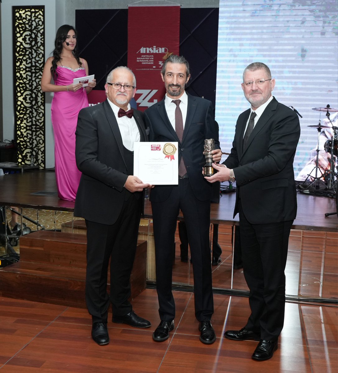 1-“Dünyaca ünlü Konyaaltı Sahili ‘gazinoya’ dönüştü” başlıklı haberimle Antalya’da <a href="/ANSIAD/">ANSİAD</a> Yılın Medya Ödülü’ne layık görülmekten büyük onur duydum. Ödülü takdim eden ANSİAD Başkanı <a href="/AkinAkinci07/">Akın Akıncı</a>, ATSO Meclis Başkanı <a href="/ahmetozturkant/">Ahmet Öztürk</a> ve ATSO Başkanı <a href="/aalibaharr/">Ali Bahar</a> 'a teşekkür ederim.